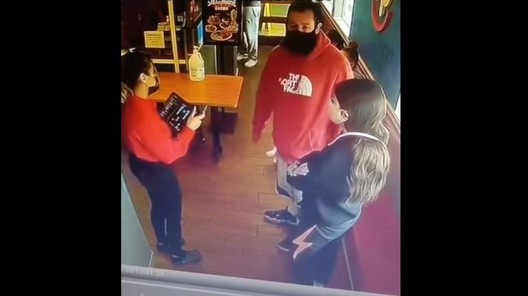 Adam Sandler y mesera