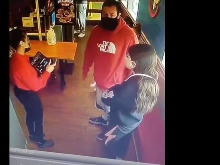 Adam Sandler y mesera