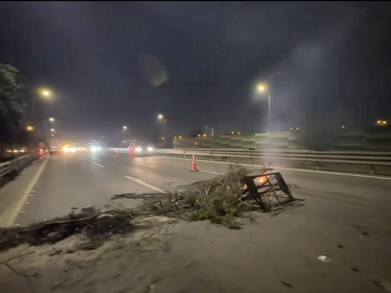 Tras 8 días sin luz: vecinos de Villa México en Cerrillos bloquean autopista por falta de suministro eléctrico