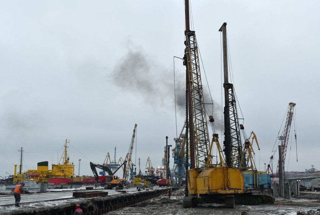 Trabajadores mejoran las instalaciones del puerto de Mariúpol en el mar de Azov