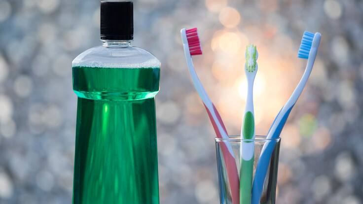 ¿Sirve usar enjuague bucal tras lavarse los dientes? Esto dicen los odontólogos