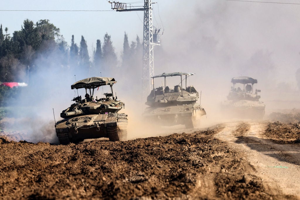 Los tanques de combate de las fuerzas armadas de Israel avanzan por las calles de la Franja de Gaza, hacia la zona sur de Rafah.