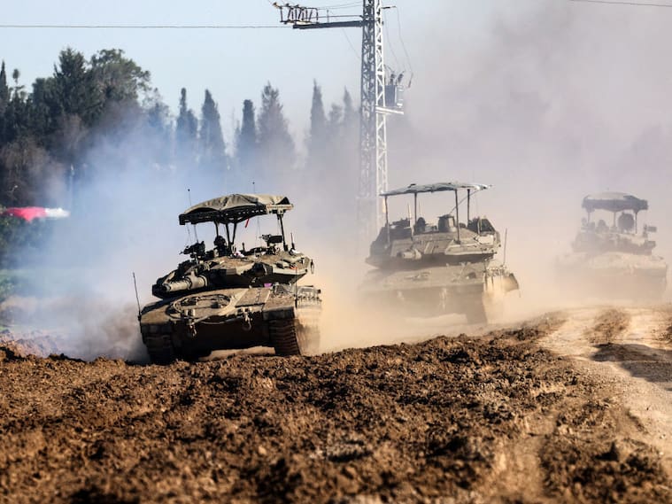 Los tanques de combate de las fuerzas armadas de Israel avanzan por las calles de la Franja de Gaza, hacia la zona sur de Rafah.