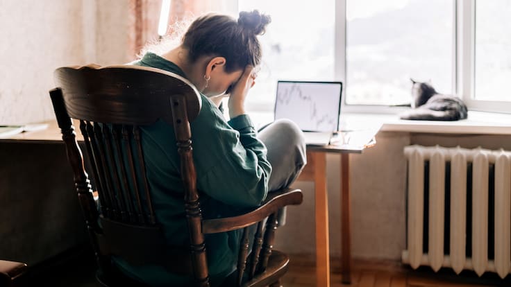 El burnout en Chile: experto enseña a identificar sus síntomas y muestra cómo combatirlo con cambios cotidianos