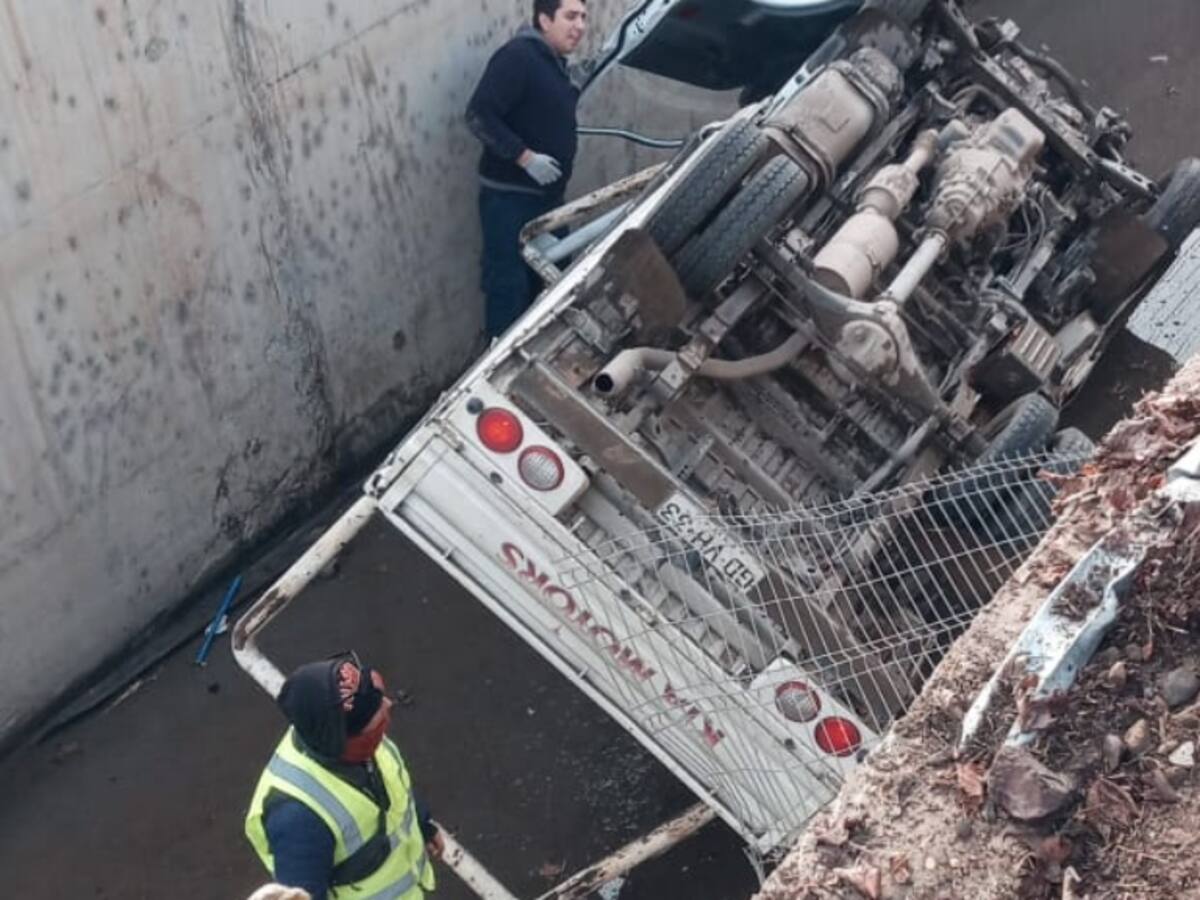 Camioneta cae a canal de la comuna de Pudahuel: conductor quedó atrapado en el vehículo