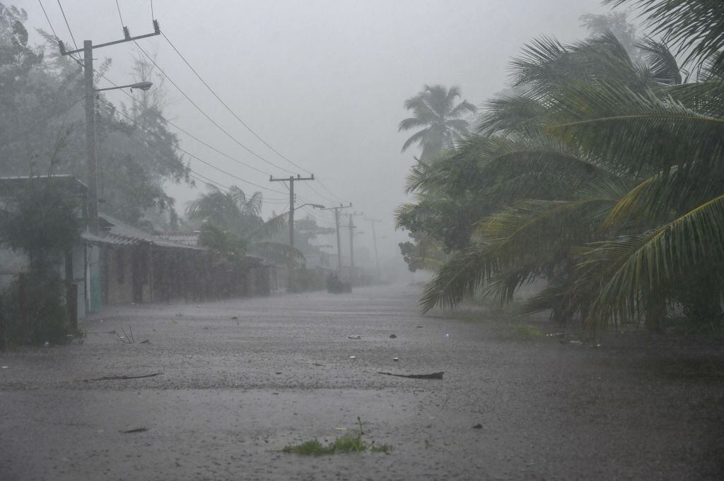 El paso de un huracán deja lluvias torrenciales en la isla de Cuba en el Caribe