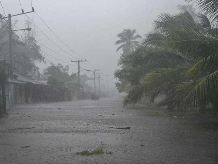 El paso de un huracán deja lluvias torrenciales en la isla de Cuba en el Caribe