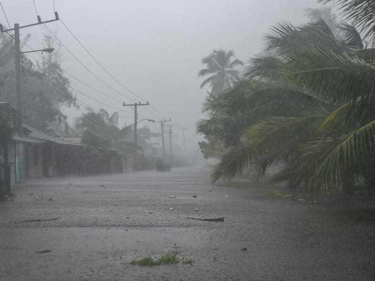 El paso de un huracán deja lluvias torrenciales en la isla de Cuba en el Caribe