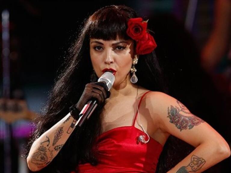 Mon Laferte realizó toples a modo de protesta: «En Chile torturan, violan y matan»