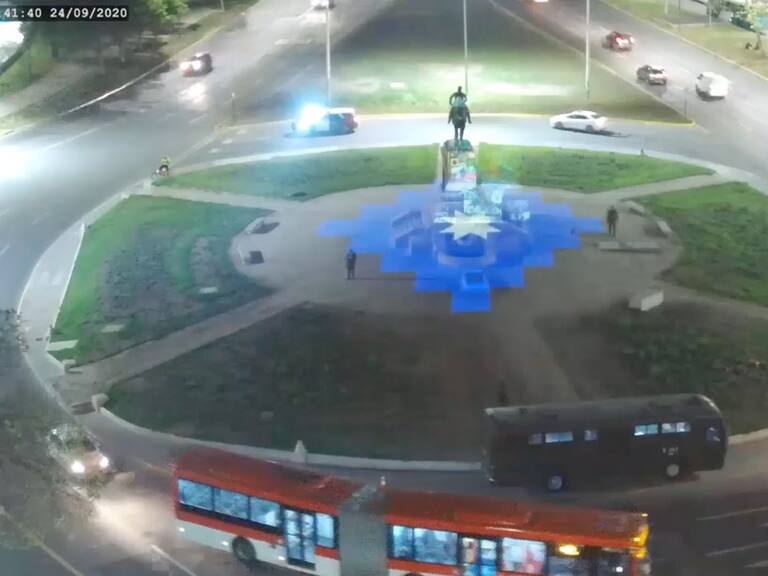 Carabineros usó foco para dificultar transmisión de intervención lumínica en el centro de Plaza Baquedano