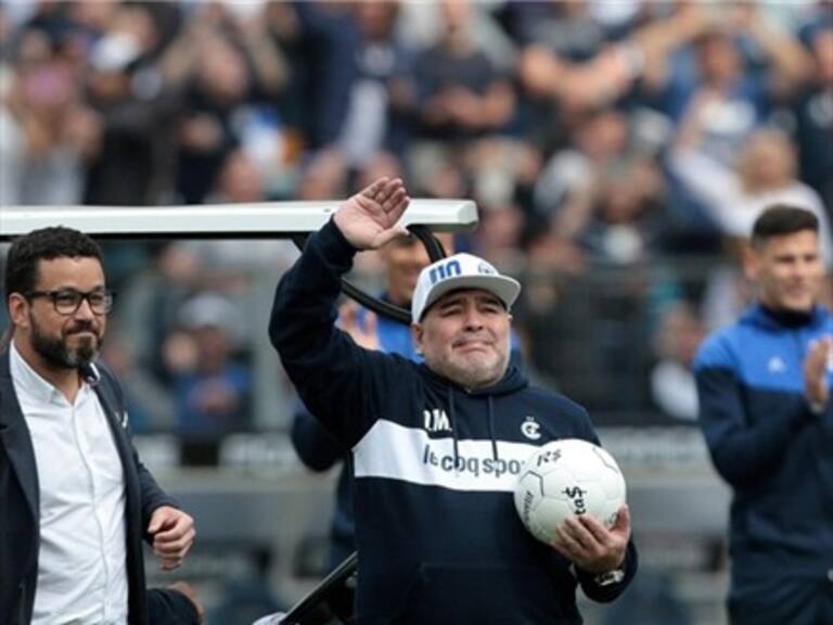 Maradona fue presentado a estadio lleno en La Plata: «Acá estoy, esta es mi casa»