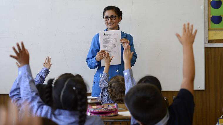 06 de MARZO 2017 QUILPUEUna profesora de Primero Basico con sus alumnos , durante el inicio del año escolar en el Colegio Infantes del Sol en Quilpue.Establecimiento que entrega educacion gratuita.
PABLO OVALLE ISASMENDI/AGENCIAUNO