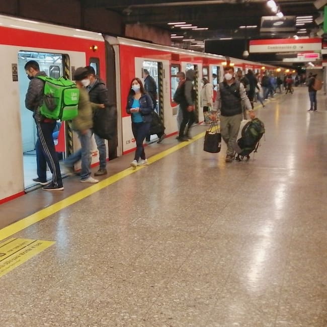 Grupo de encapuchados vandaliza vagón de Metro en estación República 