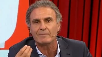 Óscar Ruggeri explota contra Arturo Vidal: “A este le gusta hablar, se la agarra con Gareca y hace dos mundiales que no van”