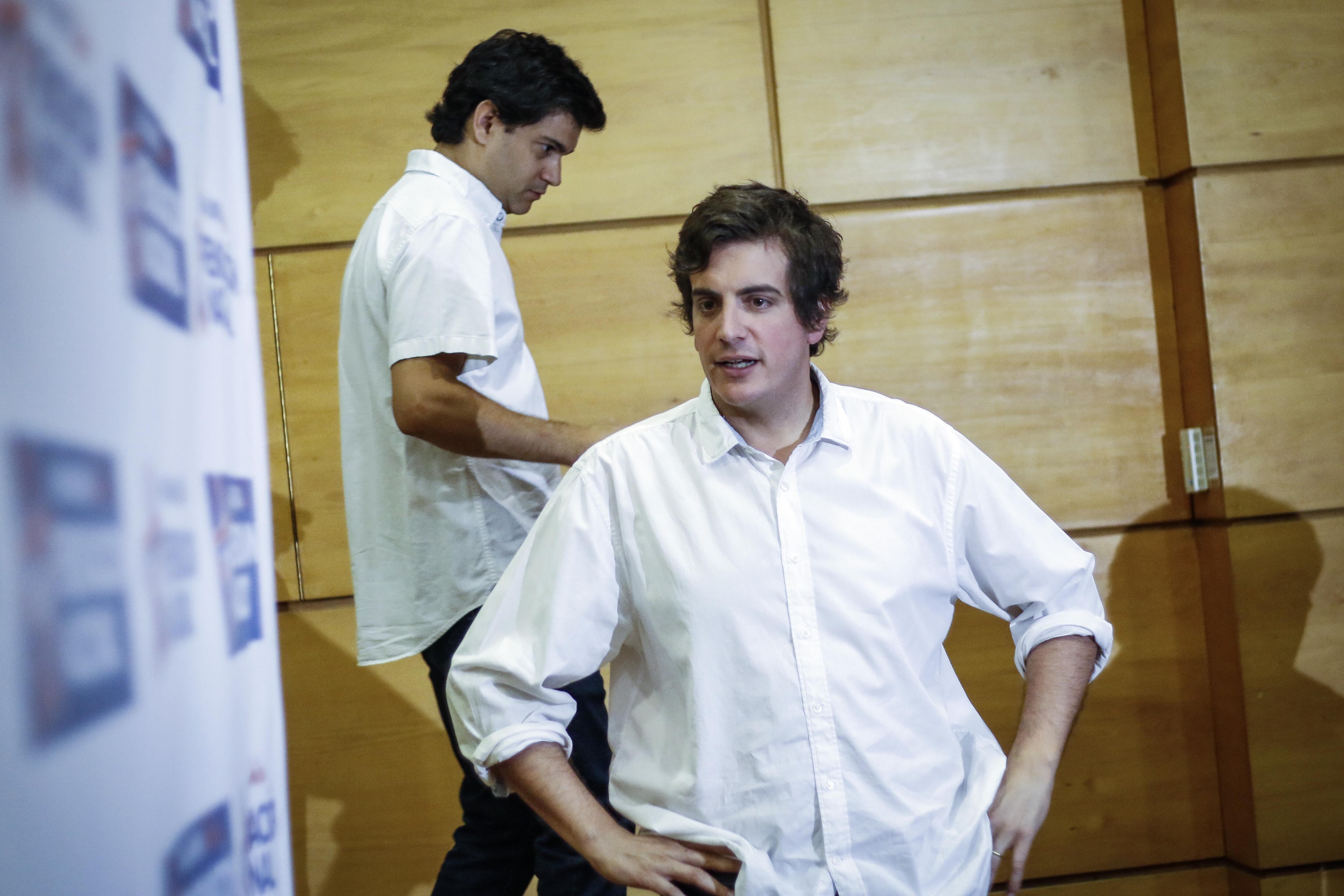 29 de diciembre del 2019/SANTIAGOLos diputados Diego Schalper y Sebastián Torrealba, se refieren a las acciones que se tomarán en contra del diputado Hugo Gutiérrez.
FOTO: SEBASTIAN BELTRAN GAETE/AGENCIAUNO