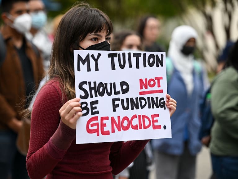 Los estudiantes de la Universidad de San José en California de Estados Unidos protestan contra el genocidio en la Franja de Gaza de Palestina.