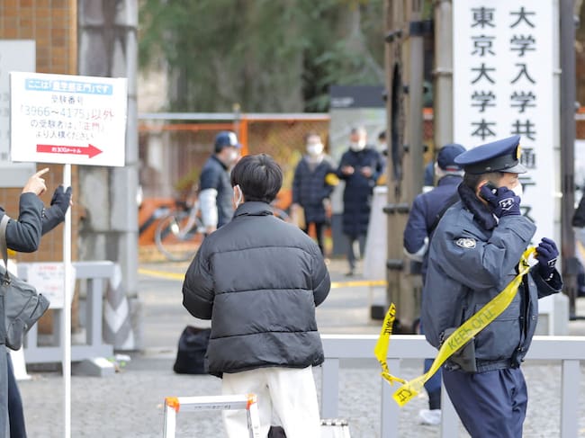 Oficiales de policías resguardan la zona del ataque armado en Tokio
