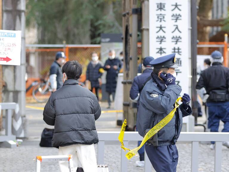 Oficiales de policías resguardan la zona del ataque armado en Tokio