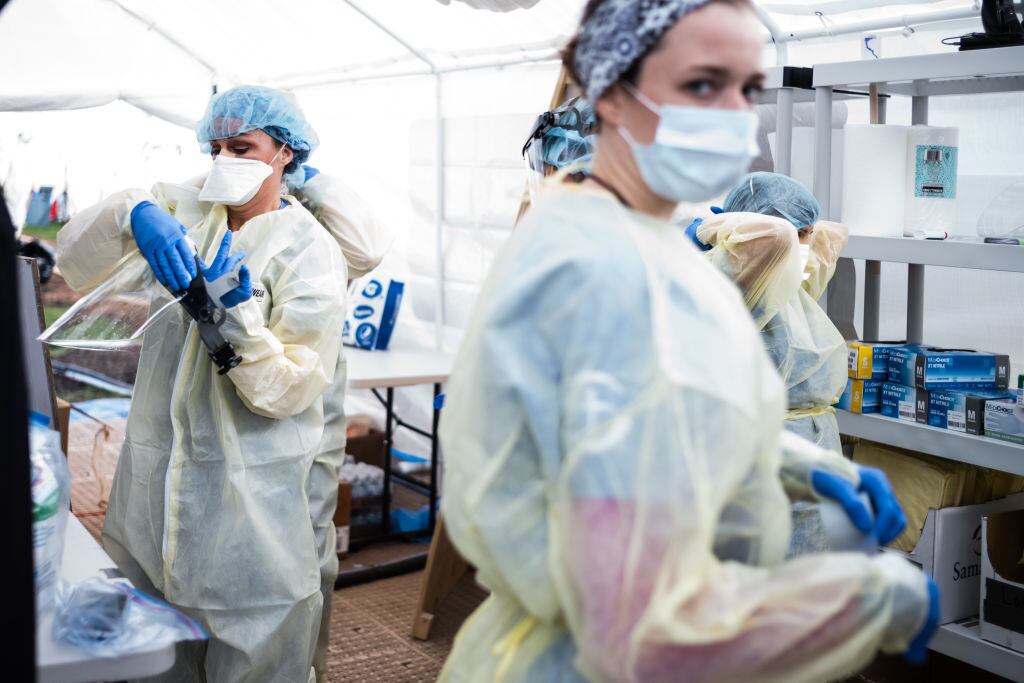 Las trabajadoras de la salud se equipan para ingresar a un hospital de la red Mount Sinai Health de Nueva York
