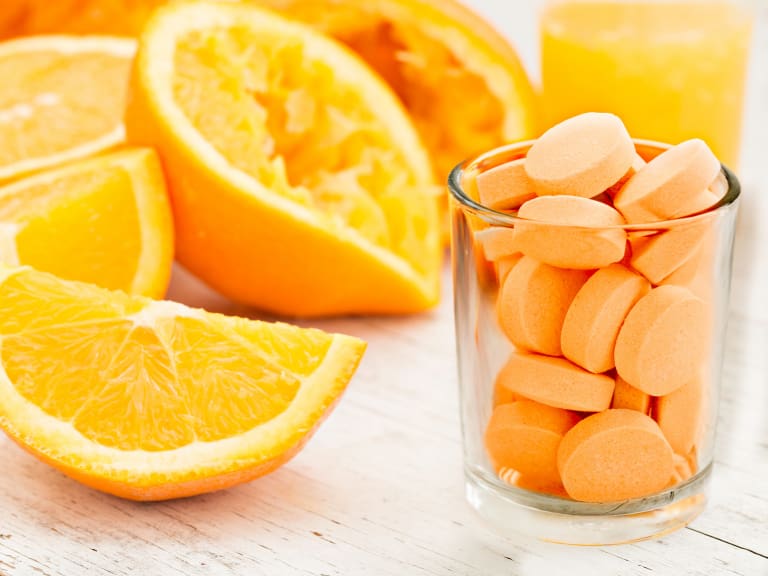 ¿Sirve tomar vitamina C para prevenir resfríos? Esto dice la ciencia