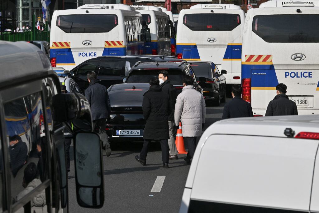 La policía acompaña a los investigadores de la agencia de anticorrupción para intentar detener al presidente suspendido Yoon Suk Yeol en la ciudad de Seúl