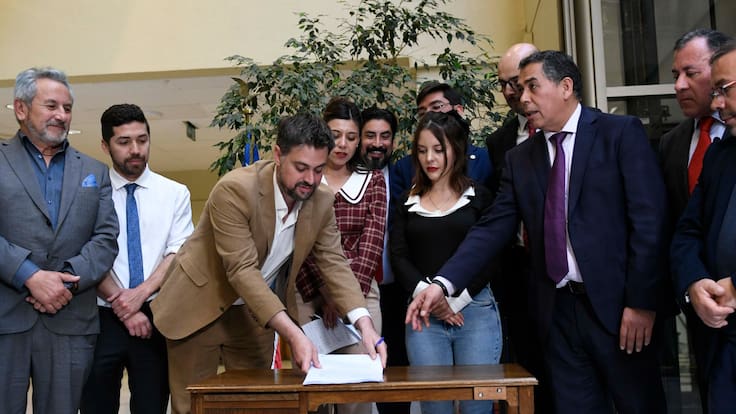 Diputados oficialistas ingresa acusación constitucional contra el ministro Antonio Ulla