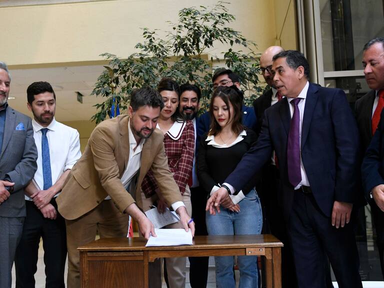 Diputados oficialistas ingresa acusación constitucional contra el ministro Antonio Ulla