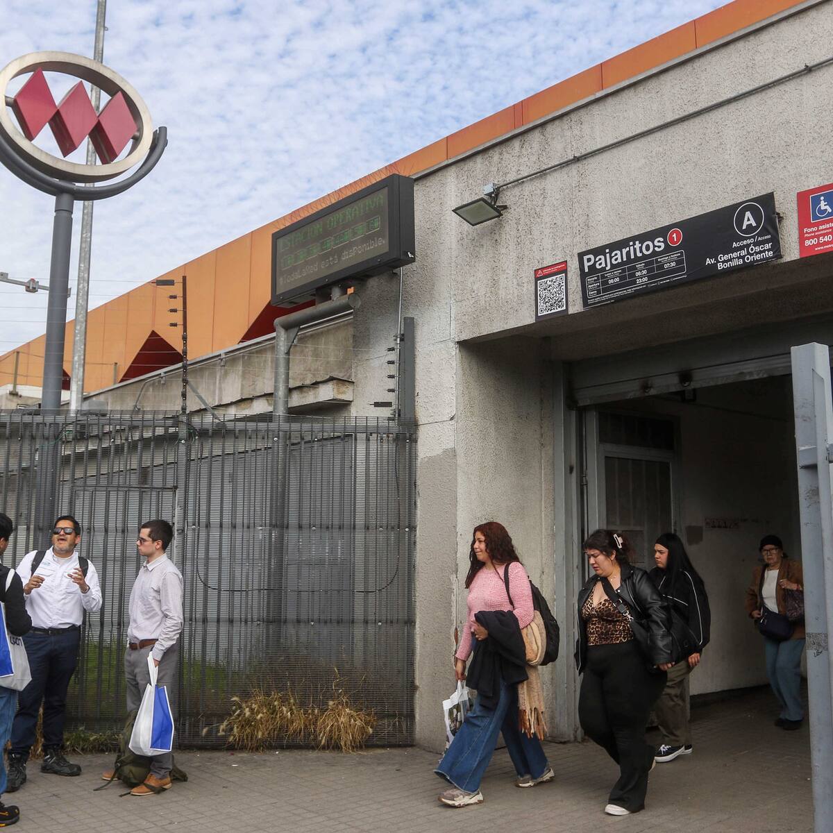 Tras muerte de usuario: La medida de contención que tomó Metro de Santiago en estación Pajaritos