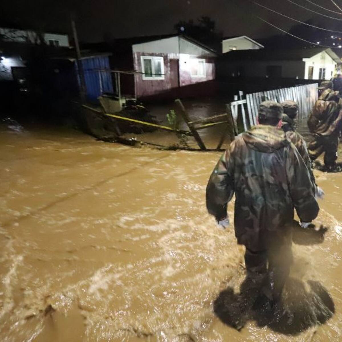 Decenas de personas son evacuadas por amenazas de desbordes de ríos en Pirque y Talagante