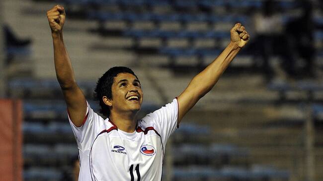 Chilean midfielder Gerson Martinez celebrates after scoring a goal during the Under 21 international tournament final football match Chile vs France, at the Mayol Stadium in Toulon, southern France on June 12, 2009. Chile won 1-0. AFP PHOTO ANNE-CHRISTINE POUJOULAT (Photo credit should read ANNE-CHRISTINE POUJOULAT/AFP via Getty Images)