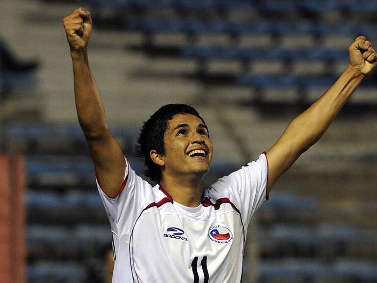 Chilean midfielder Gerson Martinez celebrates after scoring a goal during the Under 21 international tournament final football match Chile vs France, at the Mayol Stadium in Toulon, southern France on June 12, 2009. Chile won 1-0. AFP PHOTO ANNE-CHRISTINE POUJOULAT (Photo credit should read ANNE-CHRISTINE POUJOULAT/AFP via Getty Images)