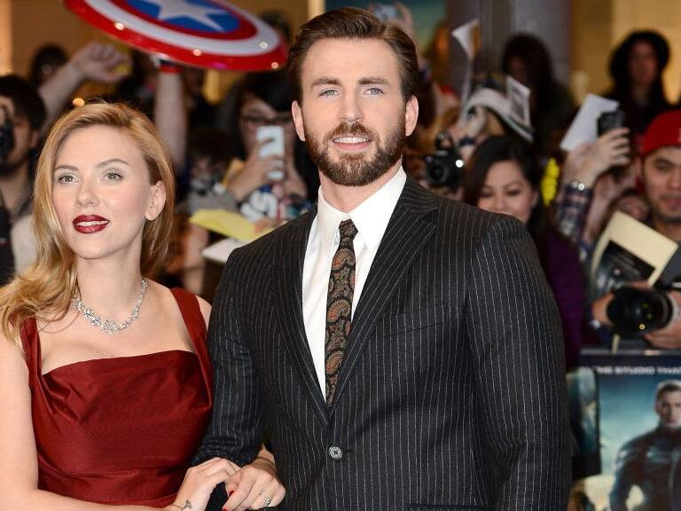 Scarlett Johansson y Chris Evans.