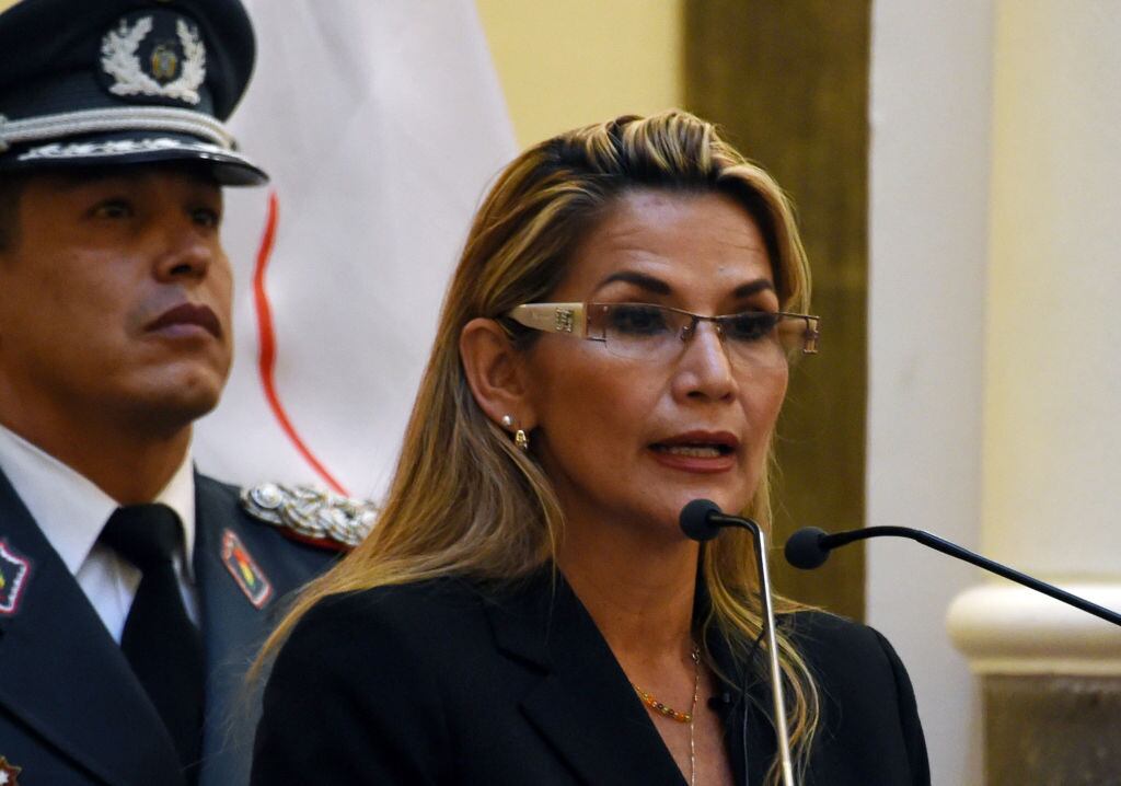 Exmandatario boliviana Jeanine Añez al declararse gobernante en 2019