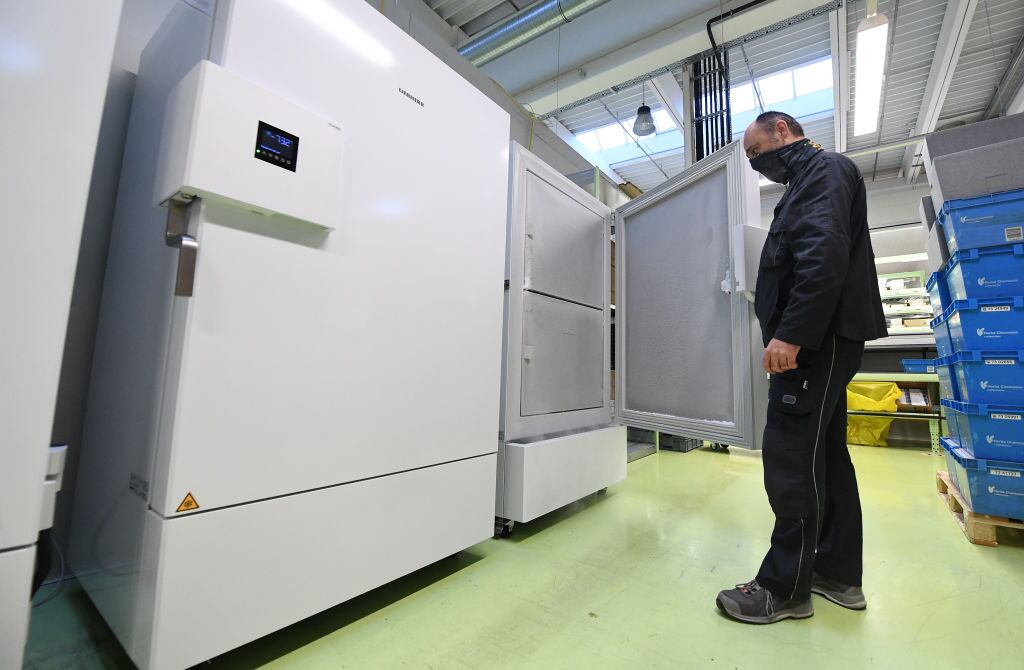 Freezers que mantienen vacunas frente al coronavirus en Austria