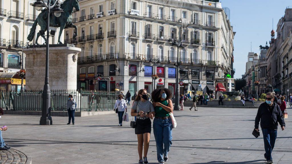 MADRID, SPAIN - NOVEMBER 08: People walks at the Puerta del Sol in the first day of annulled restrictions in Madrid on October 9, 2020, in Madrid, Spain.After yesterday's ruling by the Madrid Court of Justice (TSJM) that annulled the restrictions on mobility issued by the Ministry of Health to curb the coronavirus, the Community of Madrid is awaiting new limitations imposed by the Government of the region or because the state of alarm is decreed by the national Executive. (Photo by Joaquin Corchero / AFP7 / Getty Images)