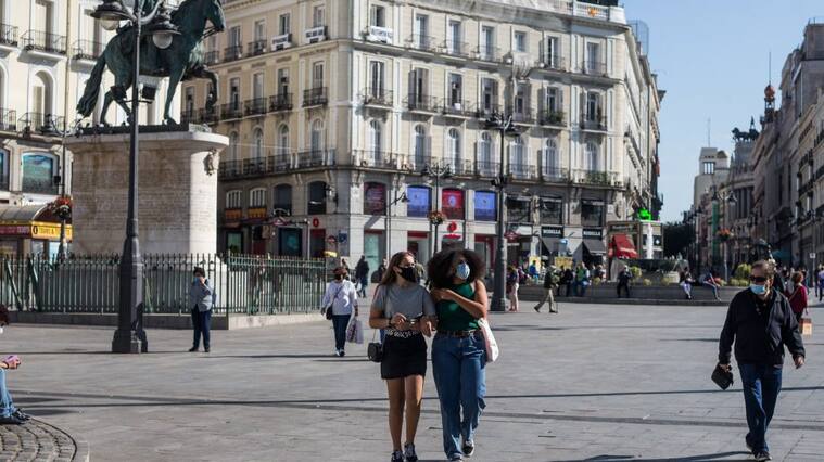 MADRID, SPAIN - NOVEMBER 08: People walks at the Puerta del Sol in the first day of annulled restrictions in Madrid on October 9, 2020, in Madrid, Spain.After yesterday's ruling by the Madrid Court of Justice (TSJM) that annulled the restrictions on mobility issued by the Ministry of Health to curb the coronavirus, the Community of Madrid is awaiting new limitations imposed by the Government of the region or because the state of alarm is decreed by the national Executive. (Photo by Joaquin Corchero / AFP7 / Getty Images)
