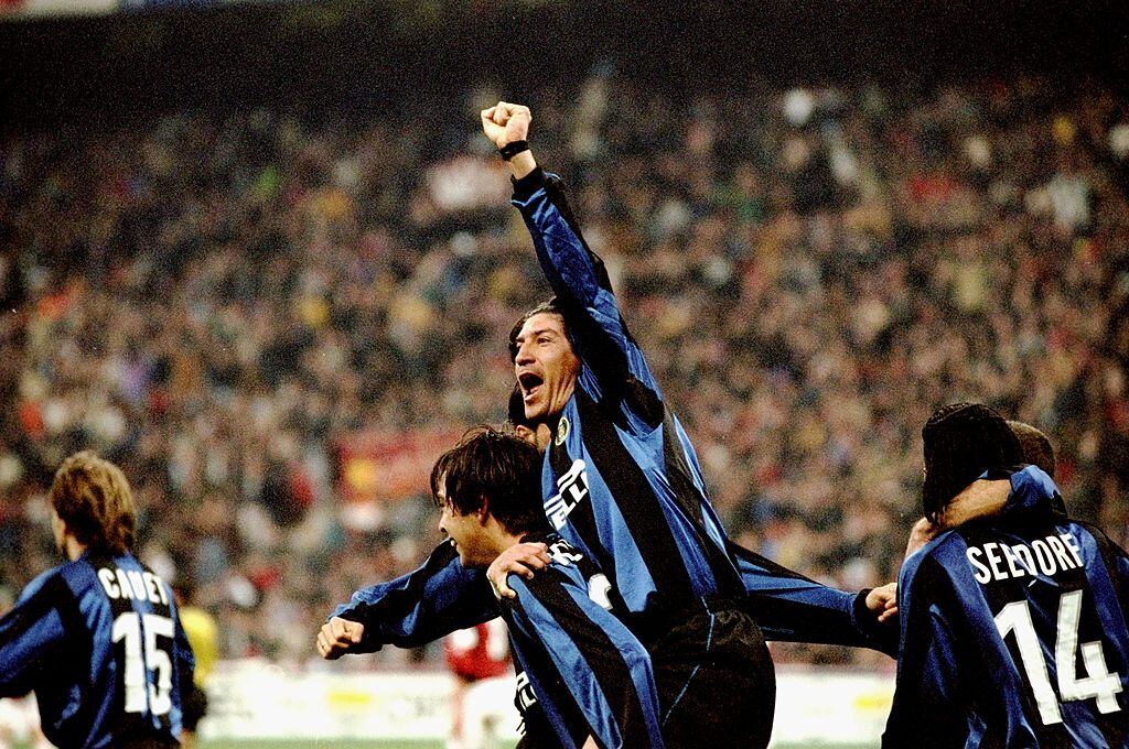 Iván Zamorano celebra el triunfo de Inter en el clásico ante AC Milan
