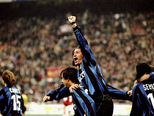 Iván Zamorano celebra el triunfo de Inter en el clásico ante AC Milan