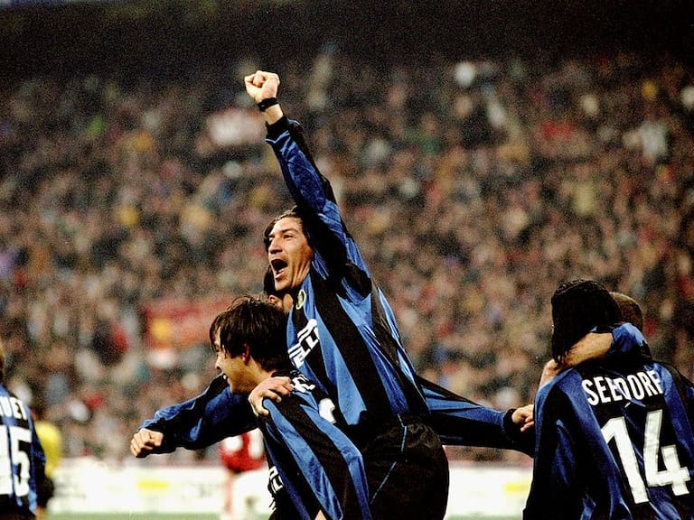 Iván Zamorano celebra el triunfo de Inter en el clásico ante AC Milan