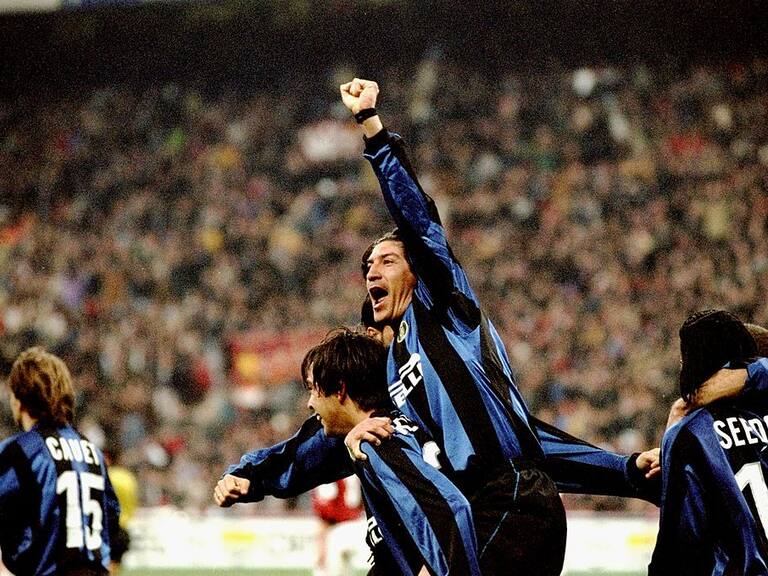 Iván Zamorano celebra el triunfo de Inter en el clásico ante AC Milan