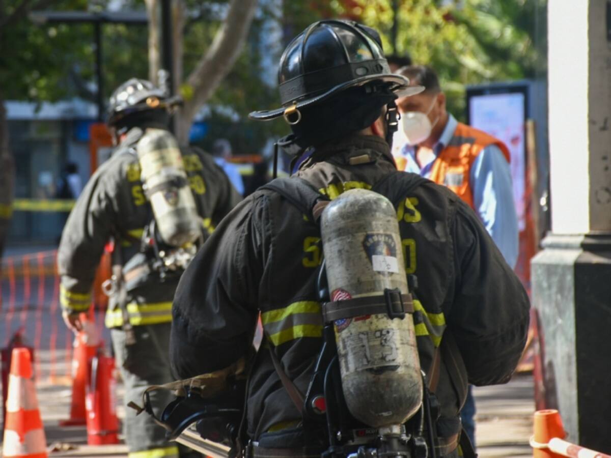 Investigan incendio que deja a hombre fallecido y a mujer con lesiones de arma blanca