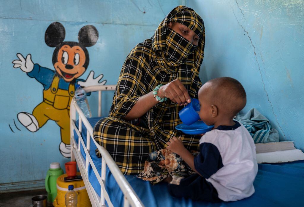 Un recinto hospitalario entrega alimentos a un niño mal nutrido en Chad