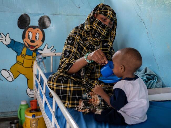 Un recinto hospitalario entrega alimentos a un niño mal nutrido en Chad