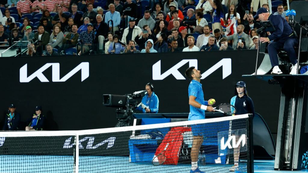 El tenso momento de Novak Djokovic y un grupo de fanáticos durante su victoria ante Couacoud en Australia