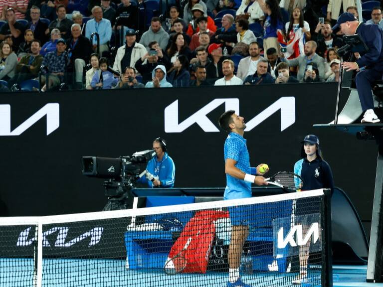 El tenso momento de Novak Djokovic y un grupo de fanáticos durante su victoria ante Couacoud en Australia