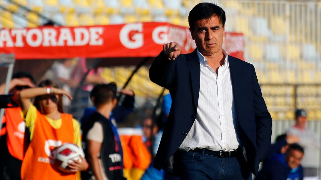 Gustavo Quinteros urge el arribo de los últimos dos refuerzos a Colo Colo: "Va a ser un torneo más competitivo que el anterior"