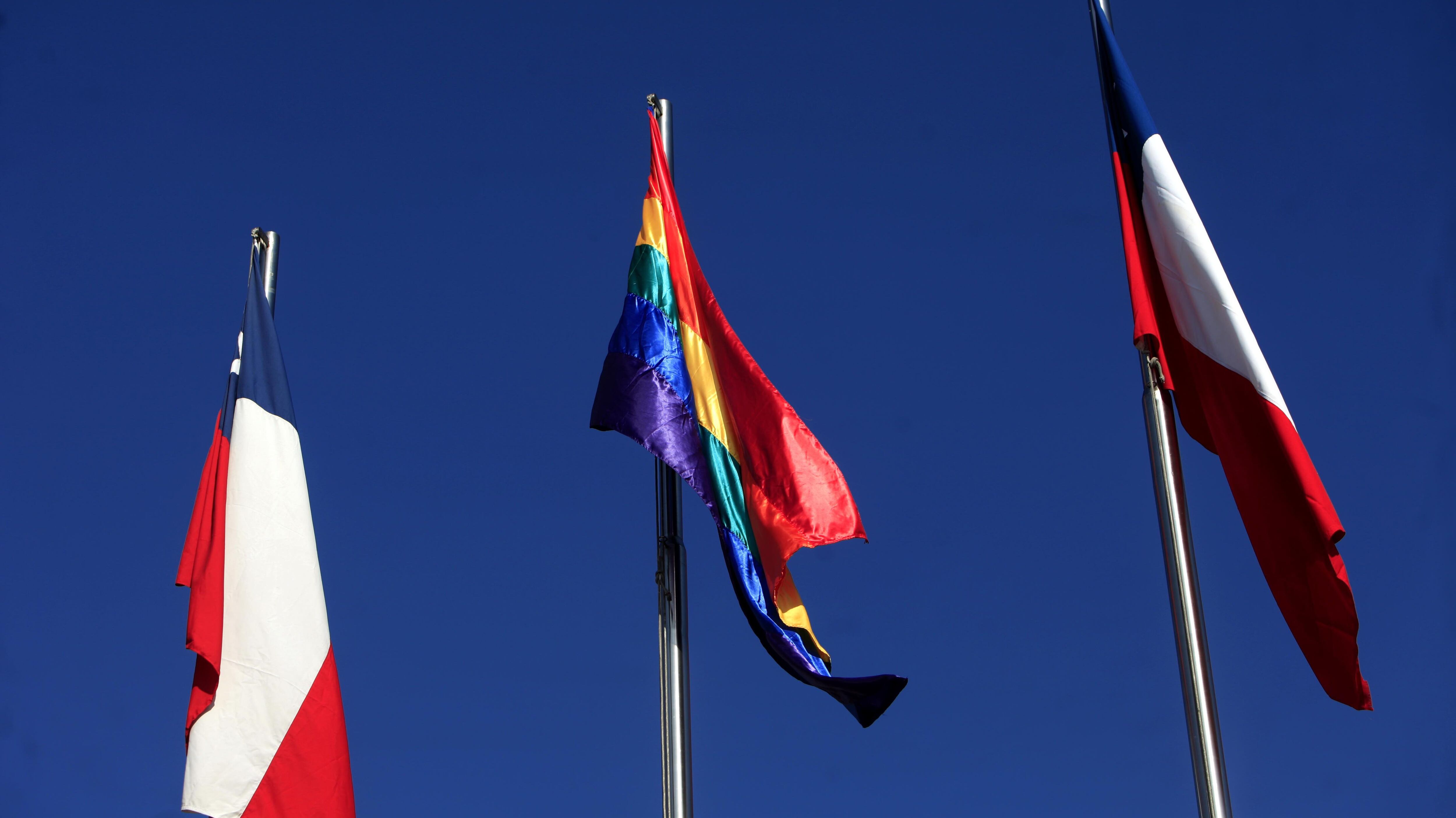 17 de Mayo 2016/CONCEPCIONEn el marco del Día Internacional contra la Homofobia y la Transfobia, el Movilh realizó en el edificio de la Intendencia del Biobío, el izamiento de la bandera de la diversidad sexual.
 FOTOS: MARIBEL FORNEROD/AGENCIAUNO