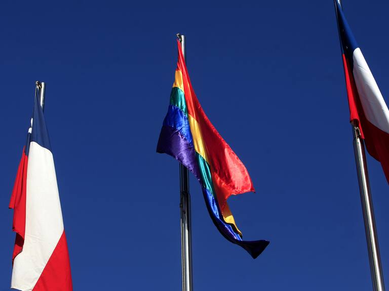 17 de Mayo 2016/CONCEPCIONEn el marco del Día Internacional contra la Homofobia y la Transfobia, el Movilh realizó en el edificio de la Intendencia del Biobío, el izamiento de la bandera de la diversidad sexual.
FOTOS: MARIBEL FORNEROD/AGENCIAUNO