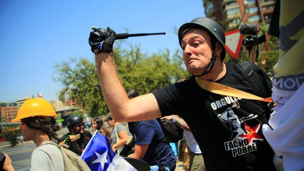 15 de Febrero 2020/ SANTIAGO
El youtuber Sebastian Izquierdo de Capitalismo Revolucionario, agrediendo junto a un grupo de Ultraderecha que lidera, los cuales armados con escudos, cascos y bastones retráctiles, quienes acompañaban a la segunda marcha por la libertad de "Yo Rechazo" en el sector de Escuela Militar, agredieron a un pequeño grupo de jóvenes de "Yo Apruebo" quienes se manifestaban en el mismo lugar, dejándolos con heridas de consideración, a vista de carabineros, donde estos les negaron atención medica.
FOTO: Jose Francisco Zuñiga /AGENCIAUNO