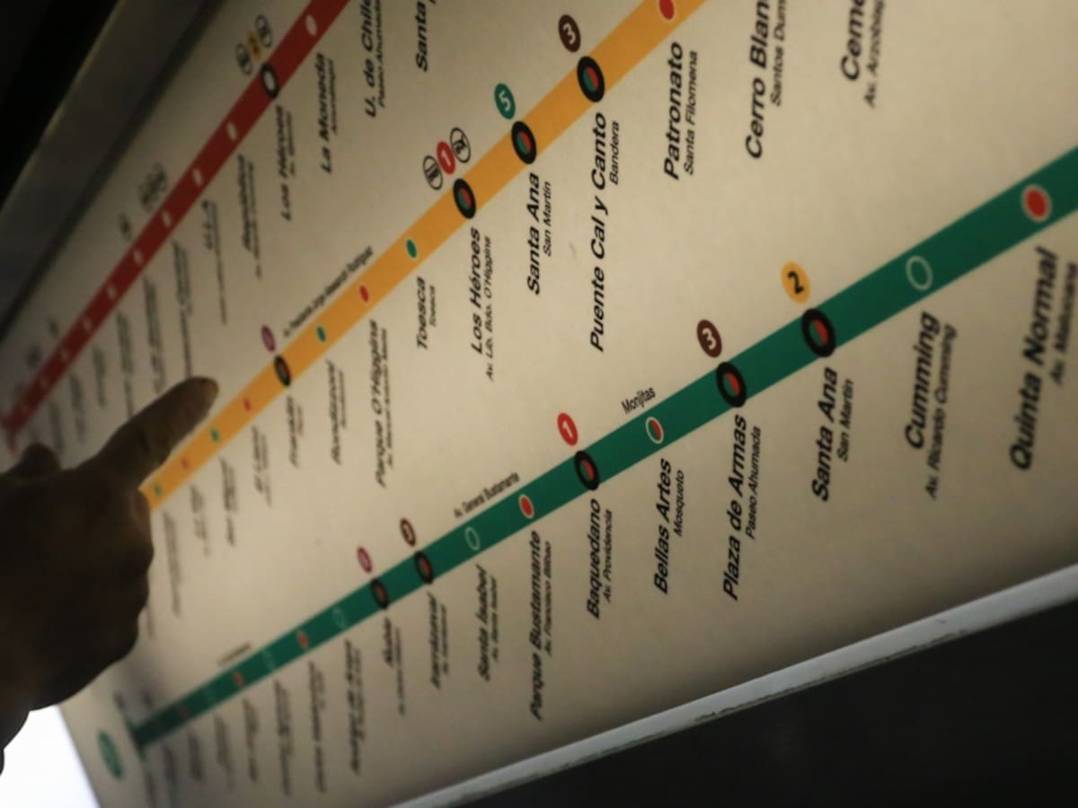Metro de Santiago informa cierre de estaciones Cementerios, Cerro Blanco y Einstein en Línea 2 por manifestaciones en el exterior